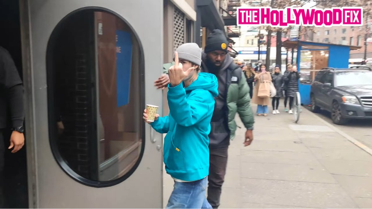 O sinal atravessou séculos como uma forma direta de desprezo e desafio