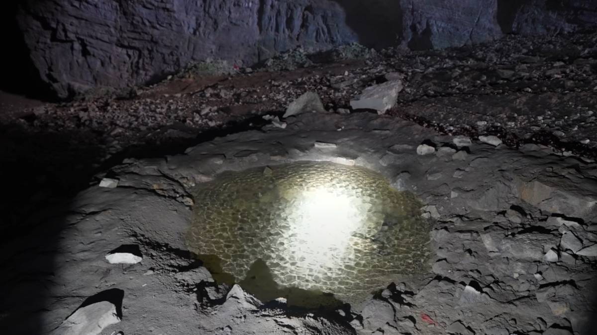 Água da nascente e luz própria: a incrível autossuficiência de um eremita chinês