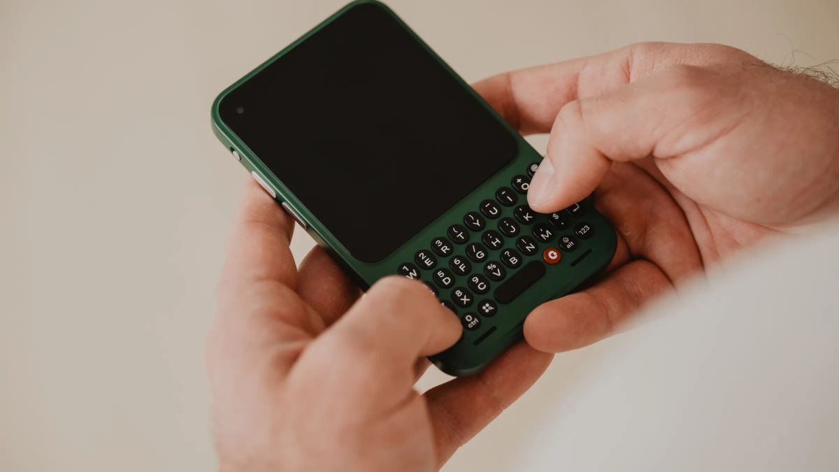 Este smartphone revive o design clássico dos aparelhos BlackBerry