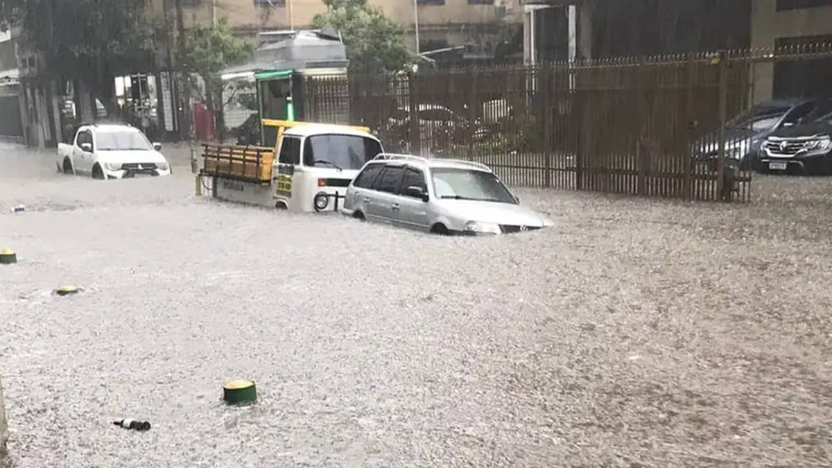 Alagamento grave após chegada de frente fria deixa carros quase submersos