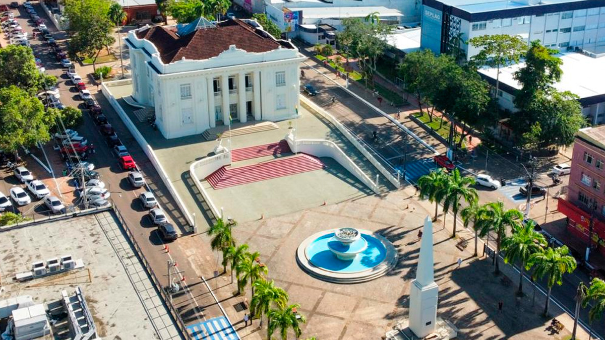 Enquanto grande parte do Brasil já entra na noite, moradores de Rio Branco, capital do Acre, ainda aproveitam a claridade do dia