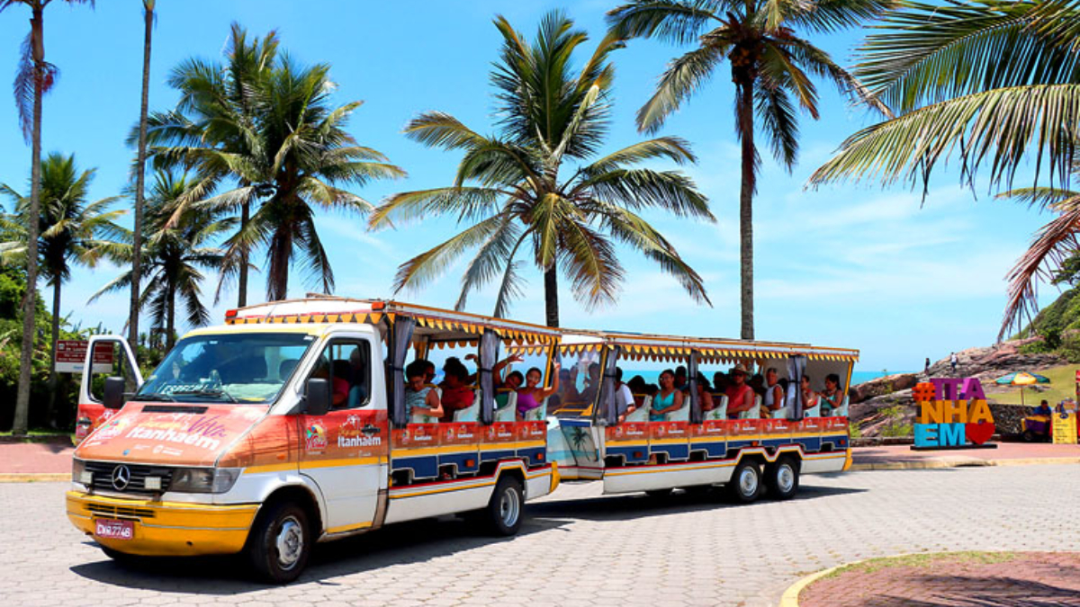 O city tour é realizado em transporte turístico e acompanhado por guias credenciados