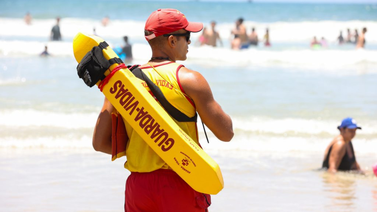 As correntes de retorno podem ser identificadas por áreas onde as ondas não quebram,