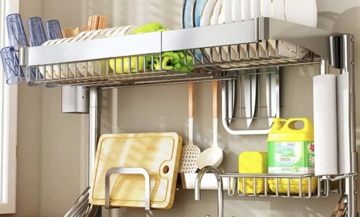 Os modelos mais modernos contam com divisórias específicas para pratos, copos e talheres, além de acessórios como porta-copos, ganchos para toalhas e até suportes multifuncionais