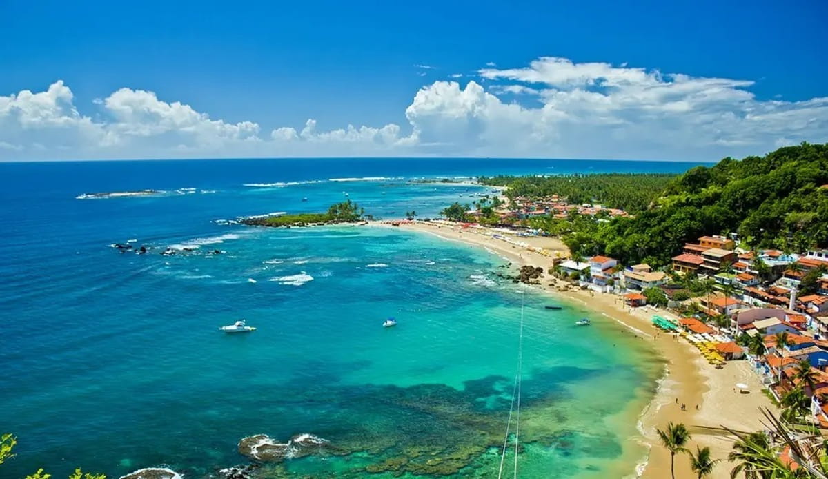 Localizado na Ilha de Tinharé, Morro de São Paulo é um daqueles raros lugares onde o tempo parece correr em um ritmo diferente