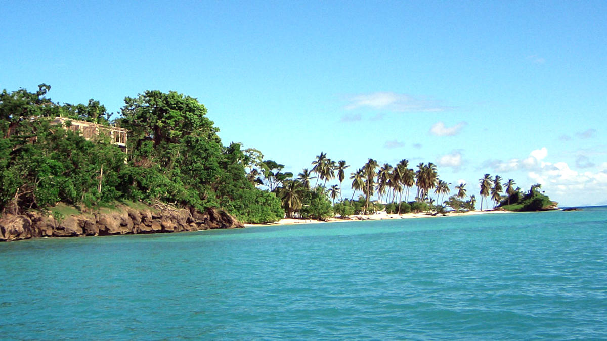 Roteiro passa por Mitches, navega até Samaná e costuma incluir a Cascata el Limón e Cayo Levantado