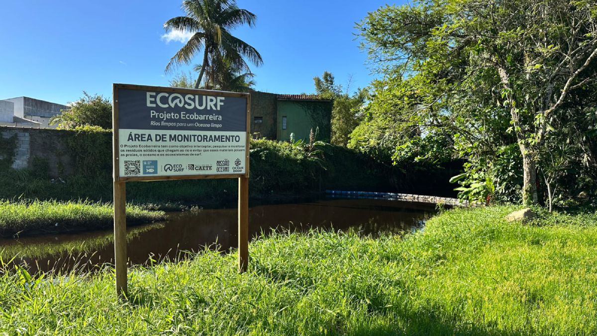 Ecosurf instala uma barreira no Rio do Poço para evitar a chegada de lixo no mar em Itanhaém