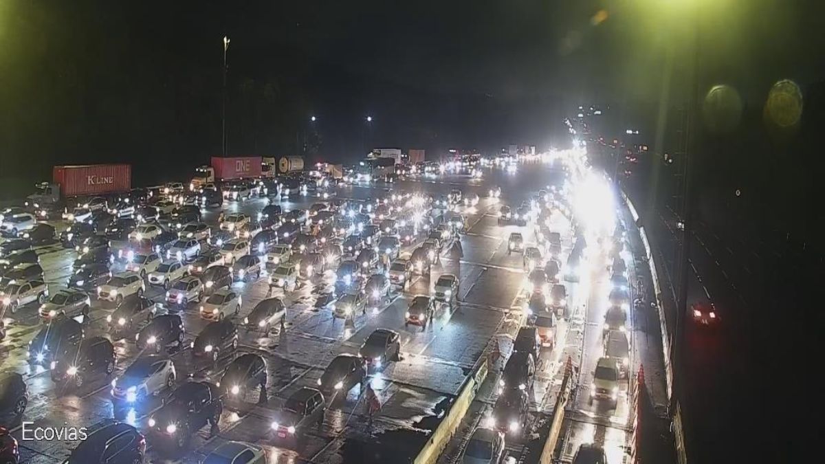 O fluxo de veículos sentido Baixada Santista está intenso e apresenta pontos de complicação