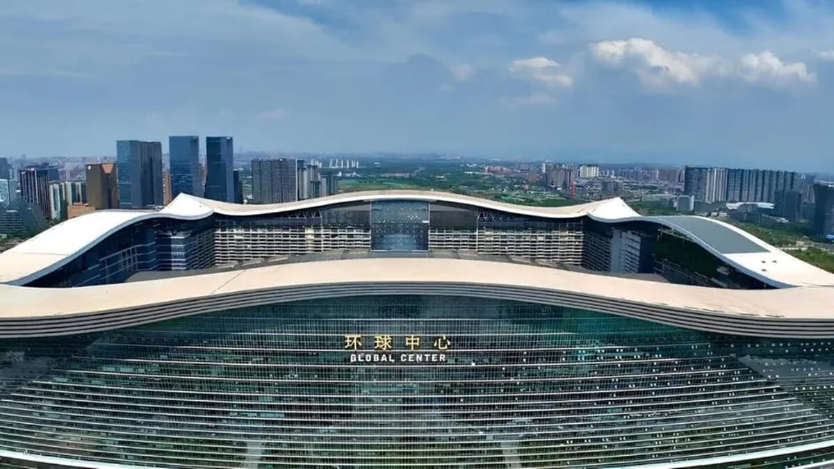 Projetado para abrigar mais de 50 mil pessoas simultaneamente, o complexo reúne escritórios corporativos, centros empresariais, cinemas, pistas de patinação no gelo, teatros, shoppings, restaurantes, além de dois hotéis cinco estrelas interligados