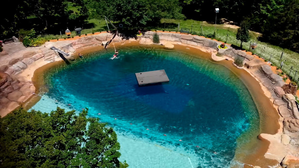 O objetivo sempre foi criar um ambiente com aparência de lago natural, integrando pedras, plantas e quedas d'água