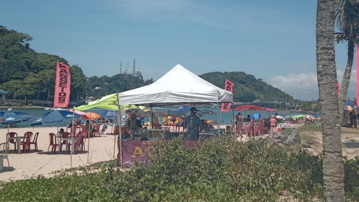 Ambulantes estão na expectativa de maior movimento na orla da praia do centro em Itanhaém