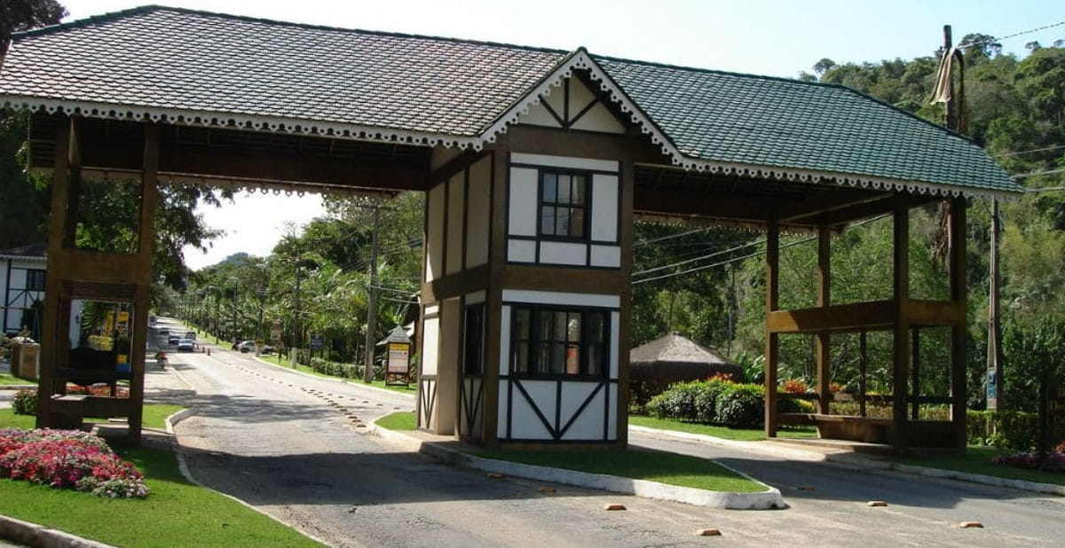 Enquanto a maioria busca o litoral capixaba, os viajantes que sobem a serra encontram um cenário de jardins floridos e ruas tranquilas que parecem ter parado no tempo