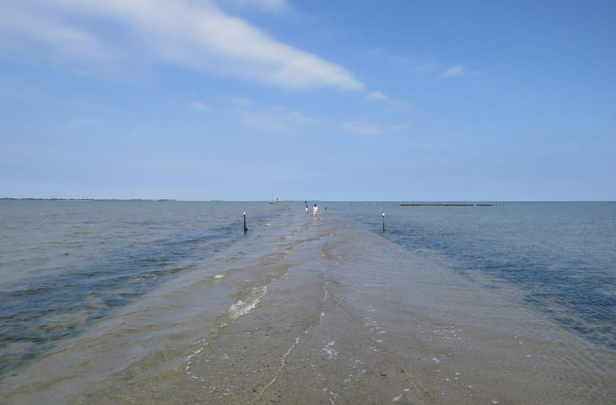 Construída sobre uma faixa arenosa pavimentada com pedras e areia compactada, a estrada é estreita, sem acostamento ou proteção lateral