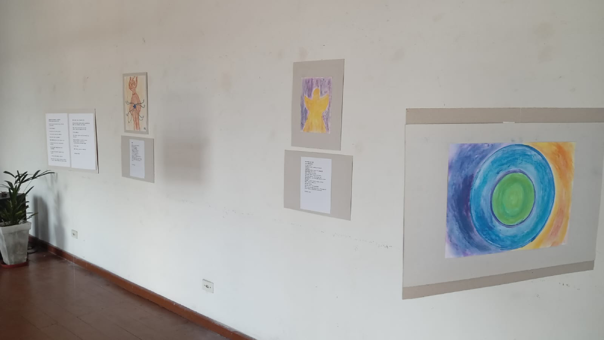 Diversos desenhos e poesias levam os visitantes à reflexão sobre formas de vida, no Gabinete de Leitura