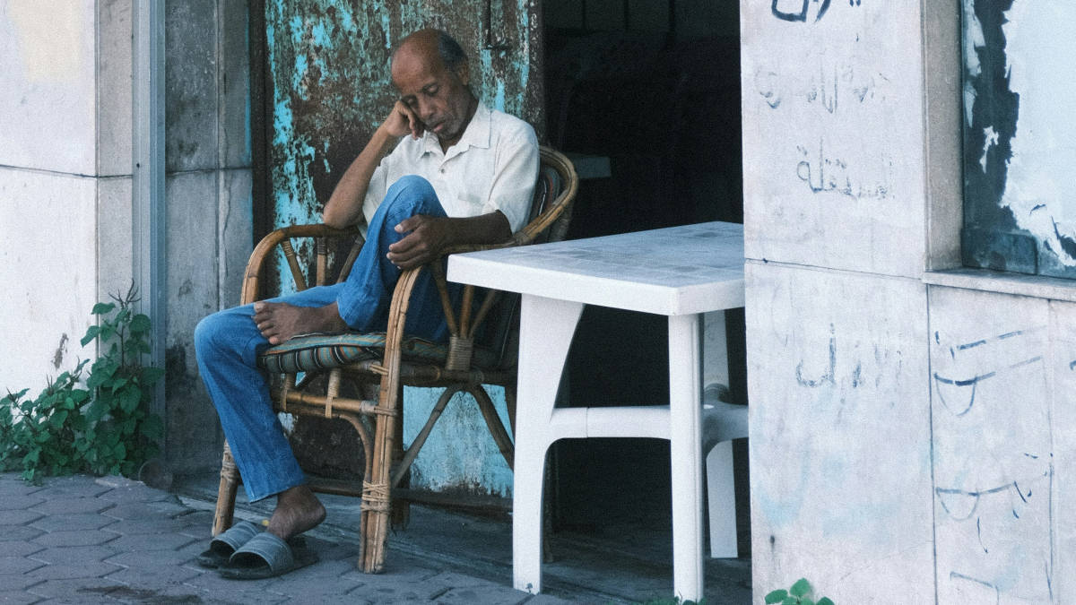Regularidade, luz natural e rotina noturna simples podem estabilizar o sono quando ele fica fragmentado
