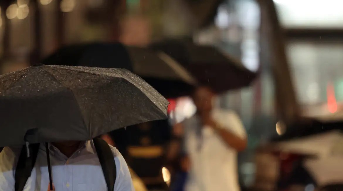 Frente fria afastou o calor dos últimos dias no litoral de SP