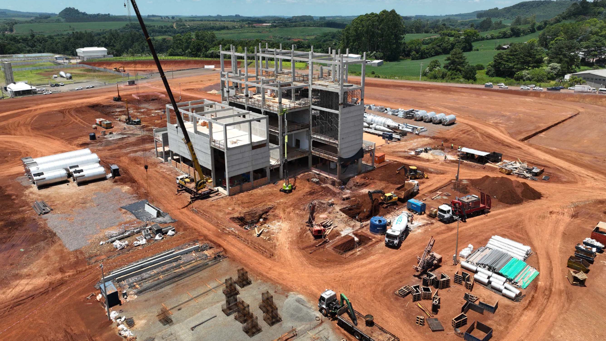 Com as obras iniciadas em março de 2025, a previsão é que a planta industrial esteja concluída em 2026