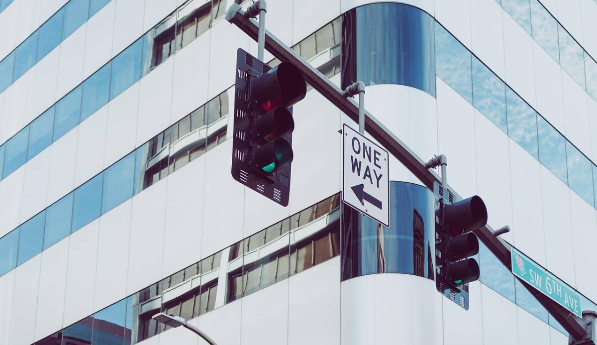 A infração ocorre quando há bloqueio de vias públicas sem a devida autorização do órgão competente