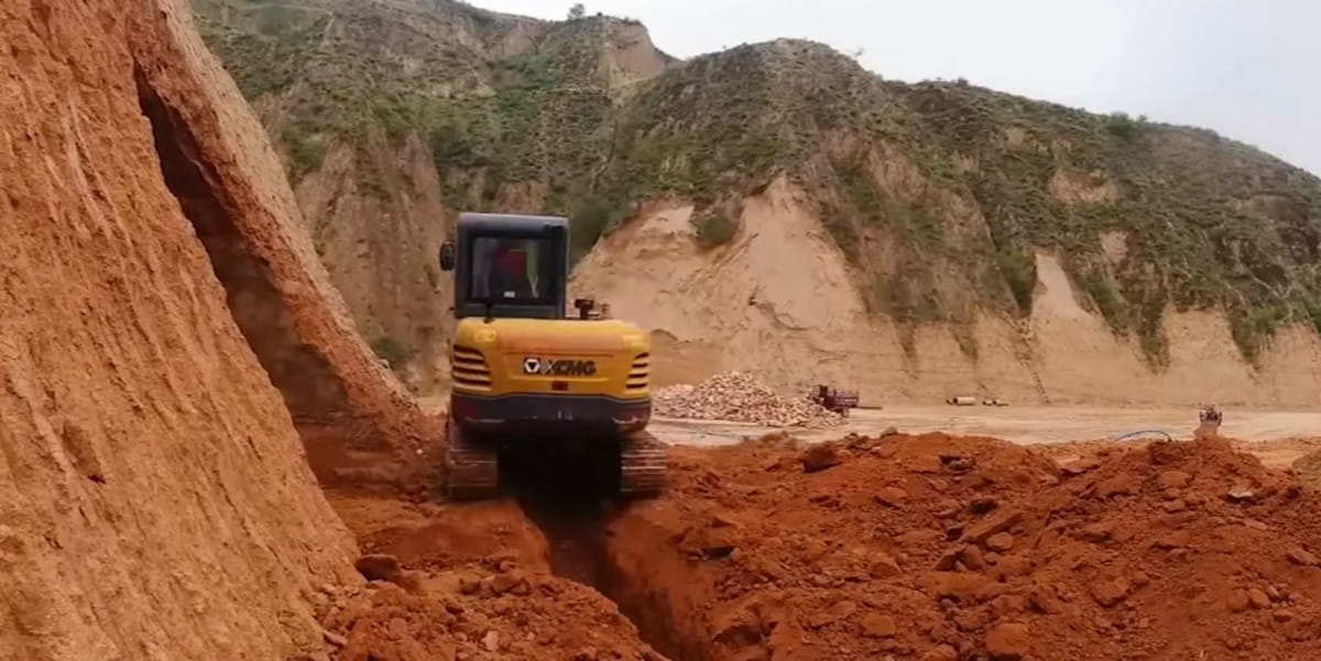 O projeto une a tradição milenar das yaodongs (casas-caverna) com o conforto de um apartamento de luxo