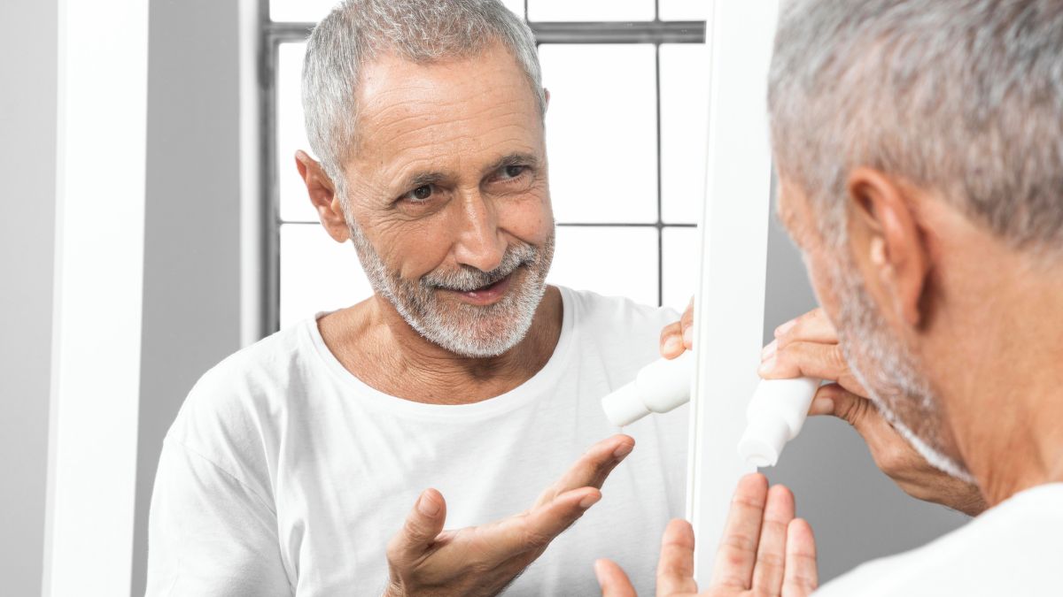 Guia prático mostra como evitar os principais erros de higiene que causam irritação e ressecamento no idoso