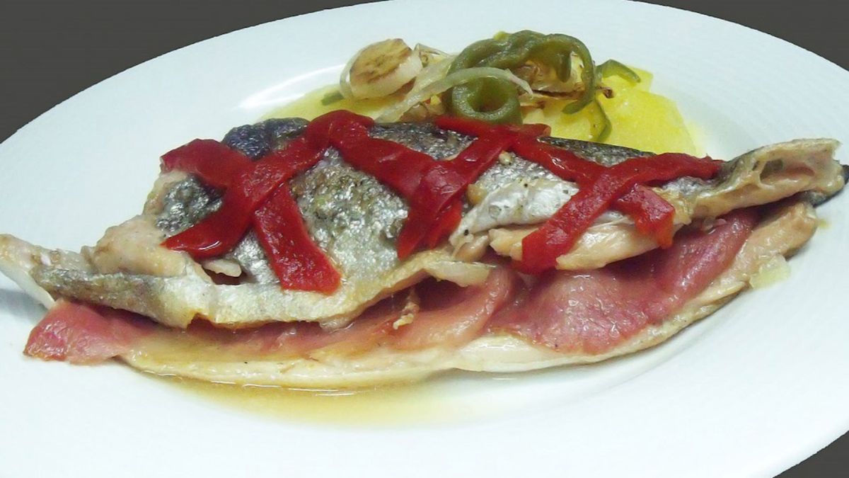 Clássico da culinária espanhola, o Truchas a la Navarra combina truta frita com presunto serrano, limão e azeite