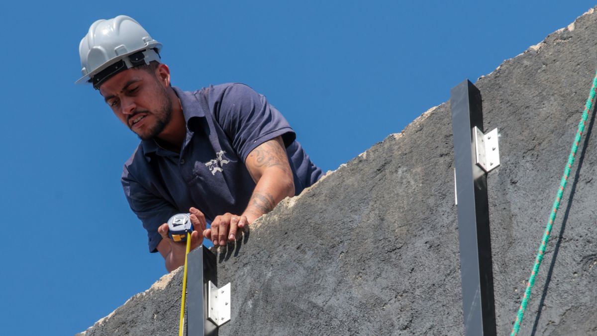 As chances incluem cargos como pedreiro, armador de ferros, pintor e servente de obras, além de funções em outras áreas