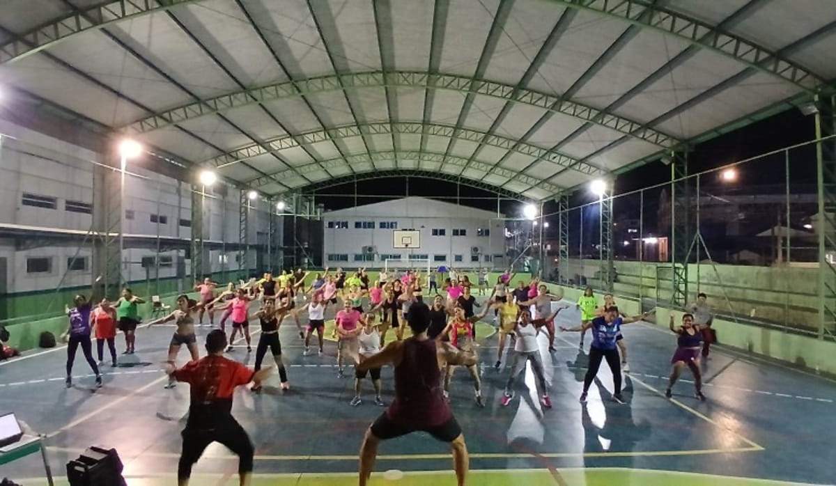 As atividades incluem aulas de 'Ritmos Contagiantes' e 'Fit Dance e Ritmos', com coreografias animadas e abertas a pessoas de todas as idades