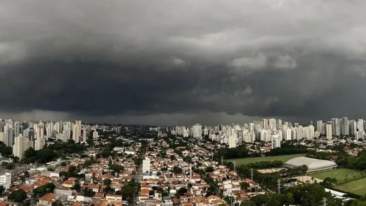 Defesa Civil age para evitar tragédias; risco de deslizamentos vale até domingo.