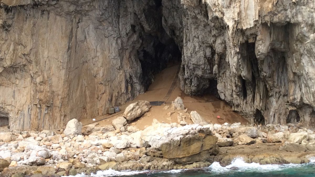 Achados em falésias do Mediterrâneo provam que eles usavam fogo para fabricar ferramentas e criavam símbolos milhares de anos antes do previsto