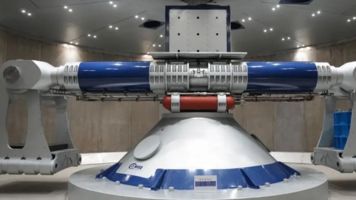 A máquina não viaja fisicamente pelo tempo, mas atua como um compressor de espaço e tempo