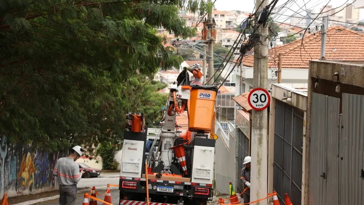 Órgão de defesa afirma que serviço essencial não foi contínuo nem seguro; entenda como as interrupções do fim do ano passado geraram a multa.
