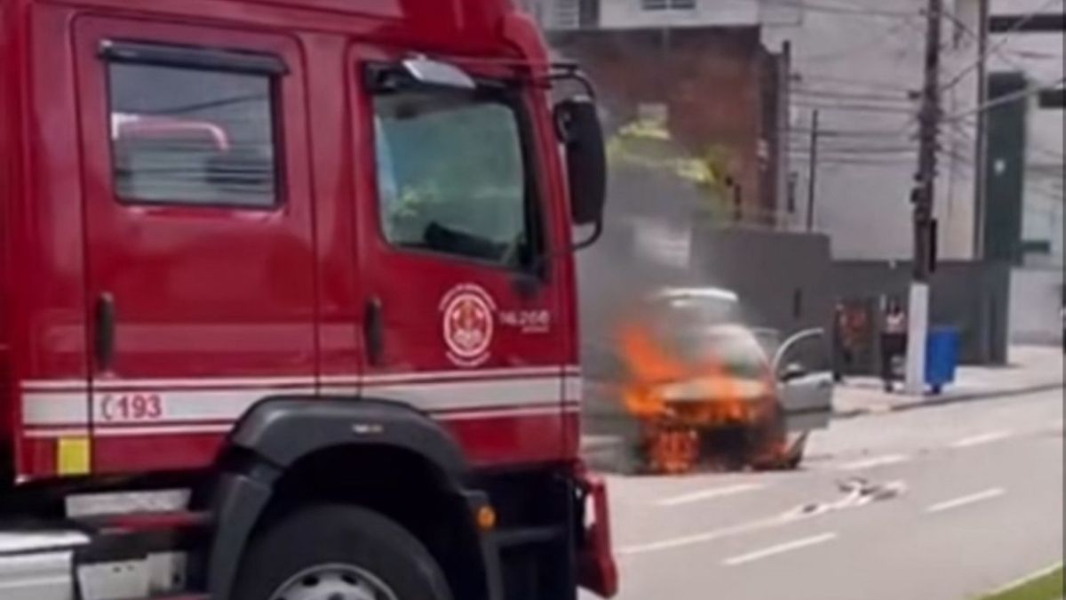 Bombeiros controlaram as chamas em tempo recorde; veja o que causou a fumaça repentina que fez casal abandonar o carro no meio da avenida.