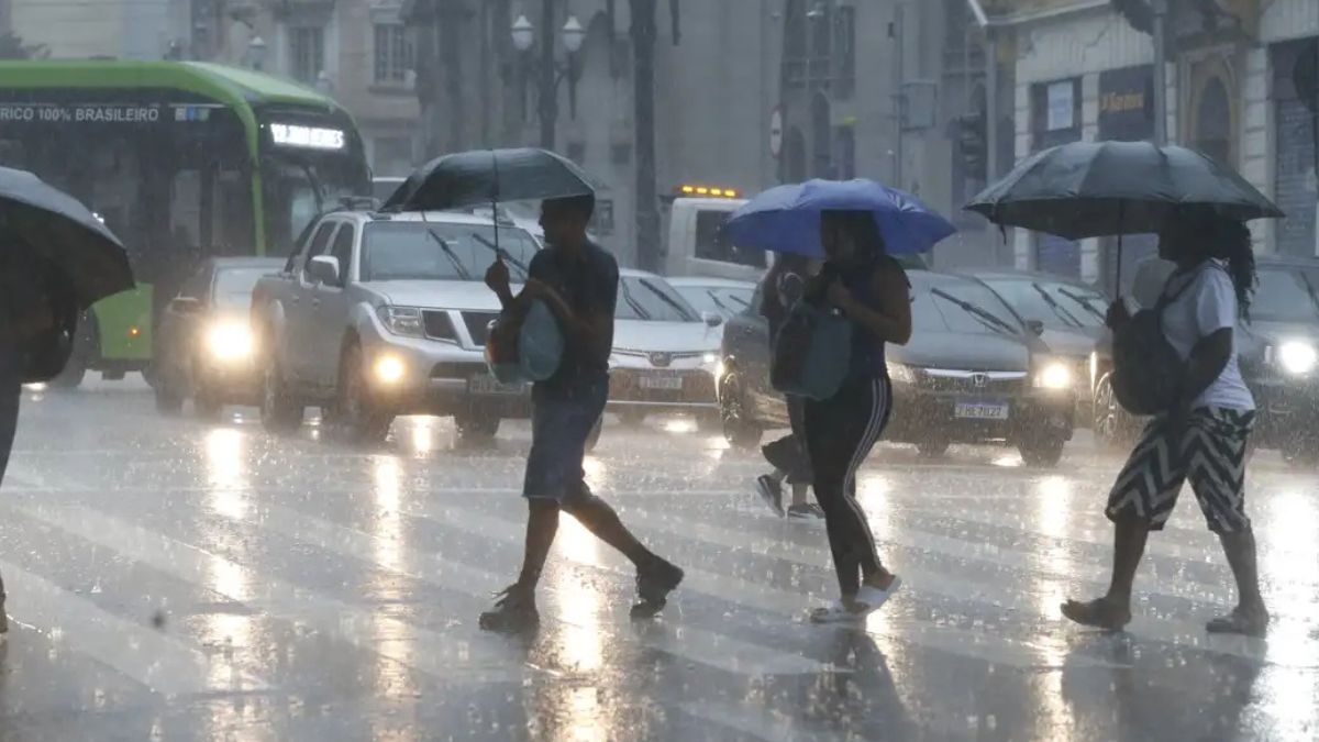 Após fortes pancadas atingirem pontos de Santos, especialista detalha o ciclo de vida das tempestades de verão e o que esperar para os próximos dias.