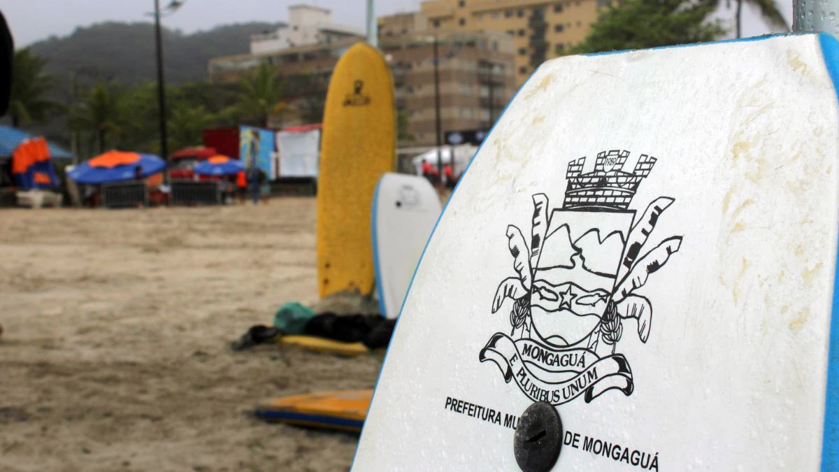 Vitalidade no Mar Oito alunos da terceira idade participam de uma aula especial de bodyboarding nas águas de Mongaguá nesta terça-feira