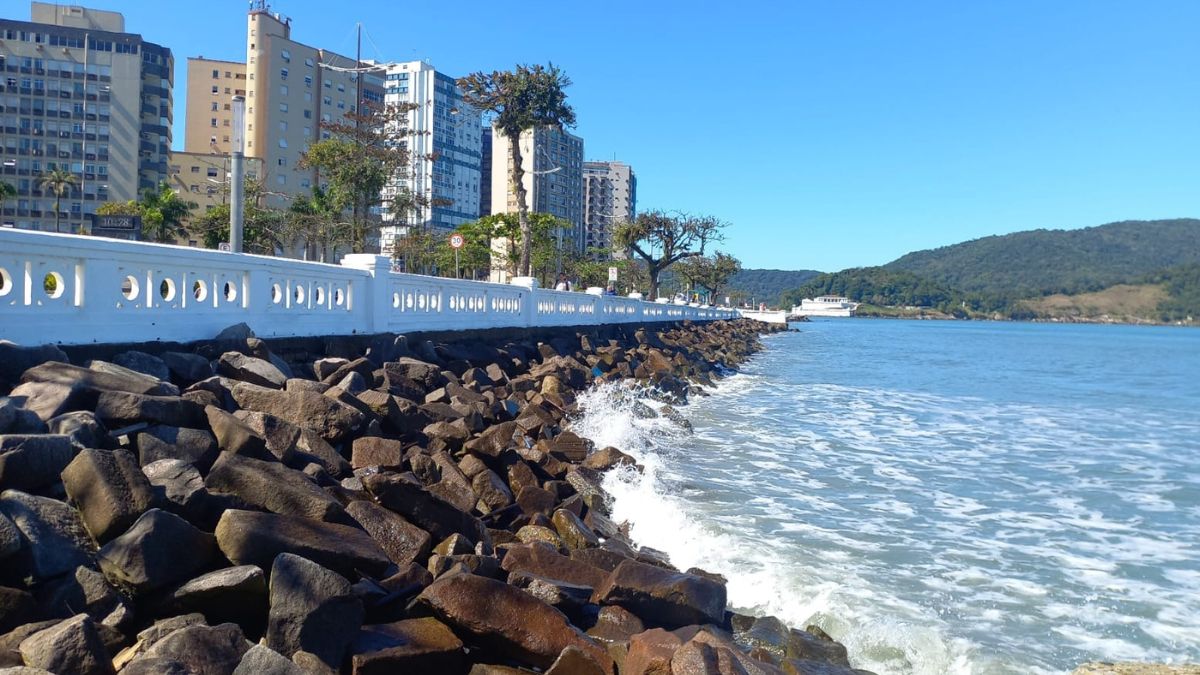 Levantamento da Fapesp em 30 praias de São Paulo aponta cenário crítico de erosão e obriga a prefeitura de Santos a planejar obras de engorda da areia.