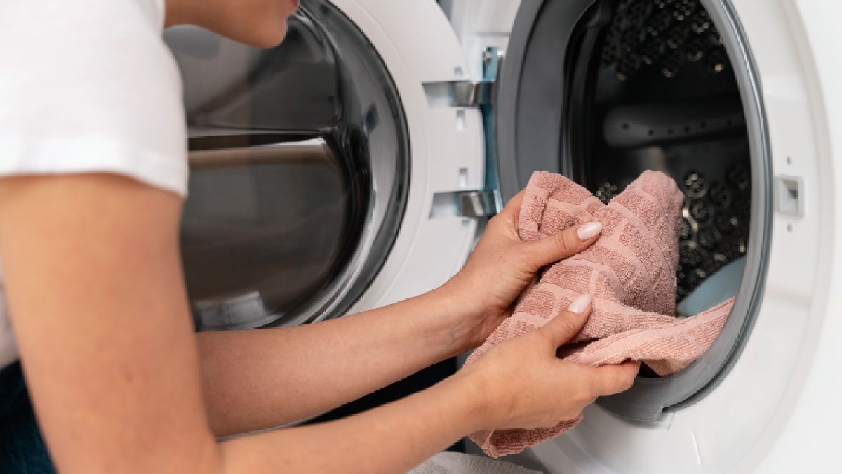 Apesar de incomum, alguns banheiros antigos possuem maquina de lavar integrada