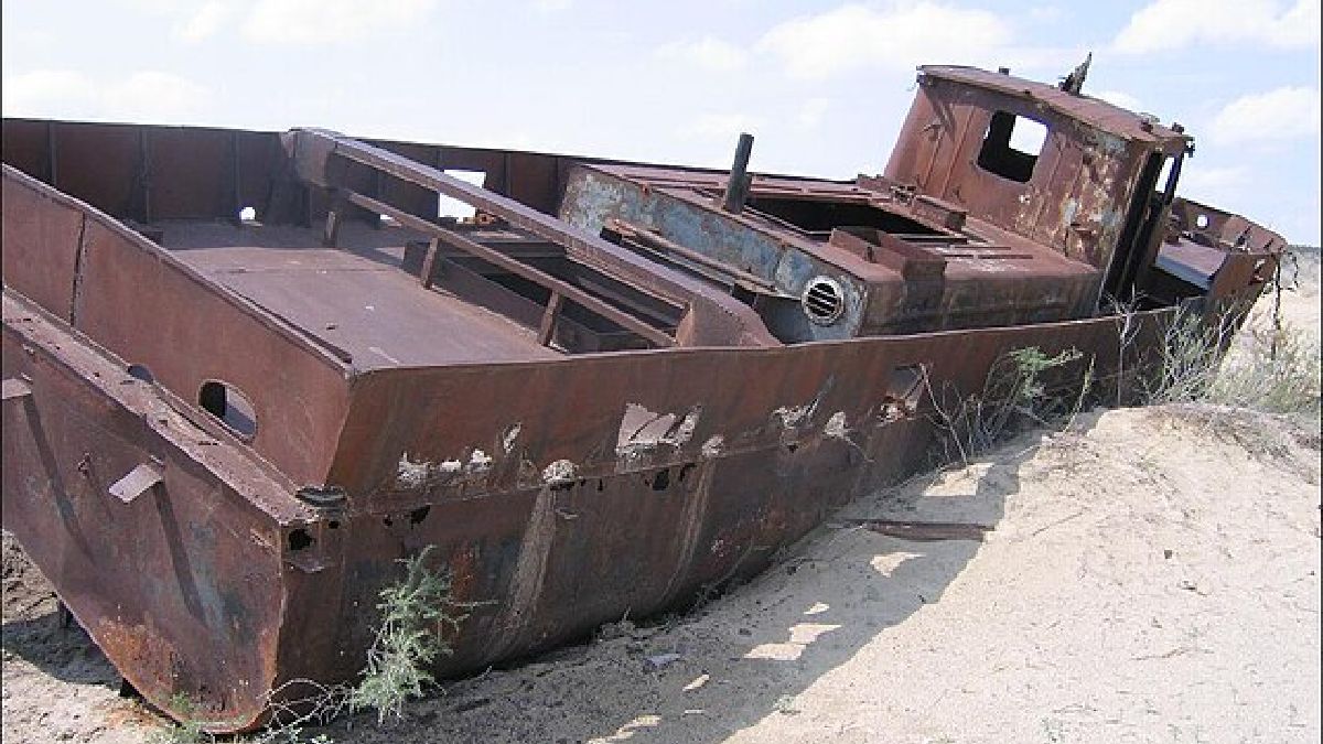 Leito seco do lago está repleto de algas mortas, sal e destroços de navios abandonados