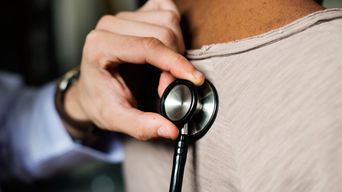 Hábitos não saudáveis se tornam cada vez mais comuns nas rotinas apertadas do cotidiano