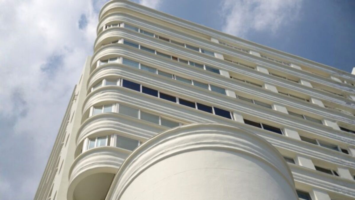 Imóvel fica no Edifício Oceania, localizado em frente ao Farol da Barra, em Salvador, na Bahia