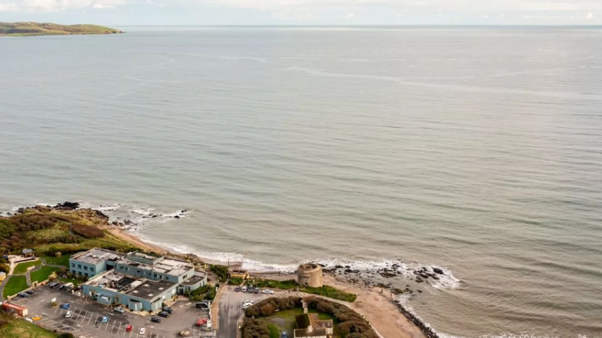 Do local, é possível avistar a Ilha de Lambay, a Praia de Balcarrick, o Estuário de Malahide e a região de Howth Head