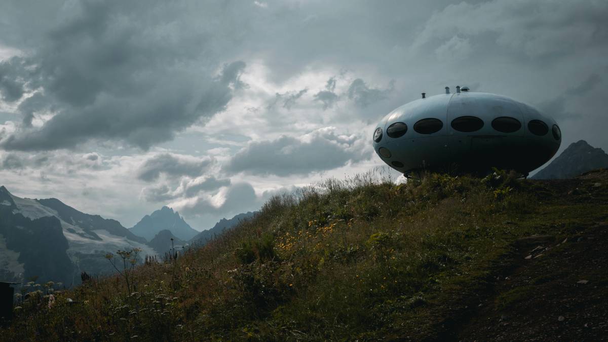 Desde janeiro de 1996, ano em que o caso veio à tona, inúmeras teorias foram levantadas sobre a verdadeira identidade do ser misterioso