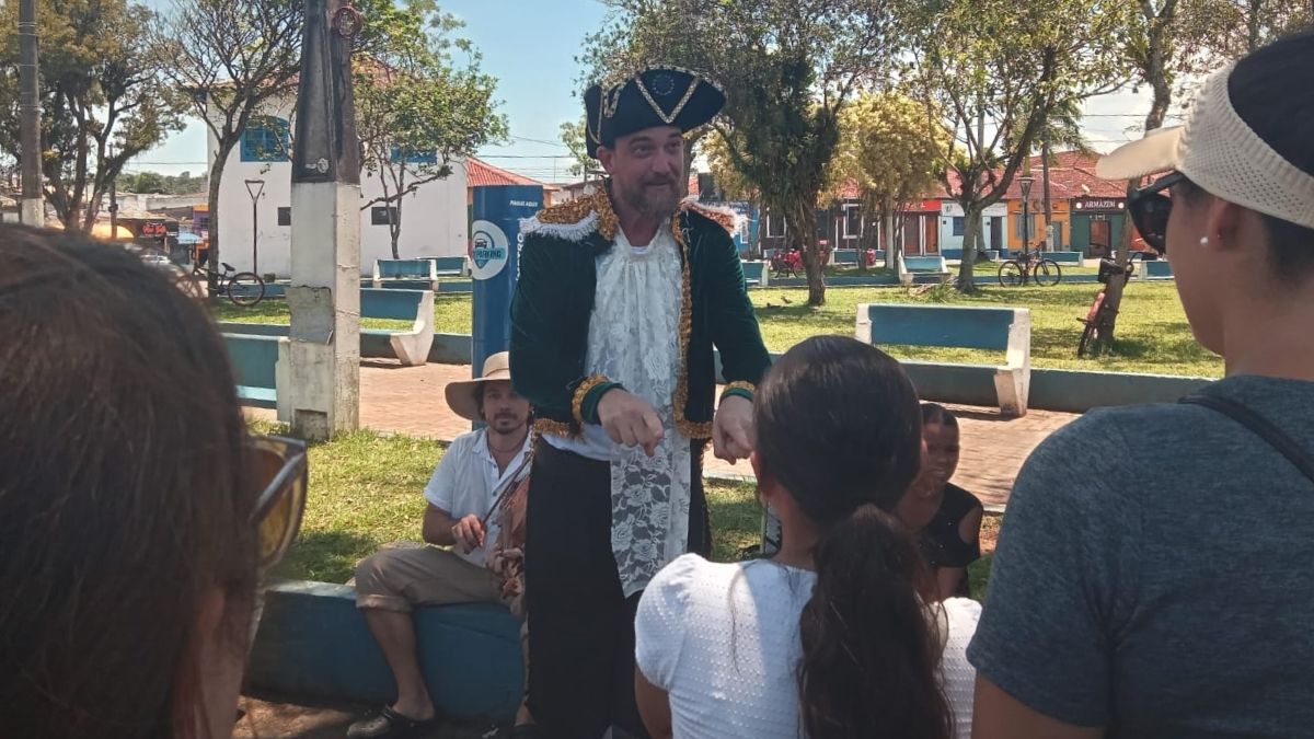 Personagens encantam o público ao contarem histórias e canções sobre Itanhaém