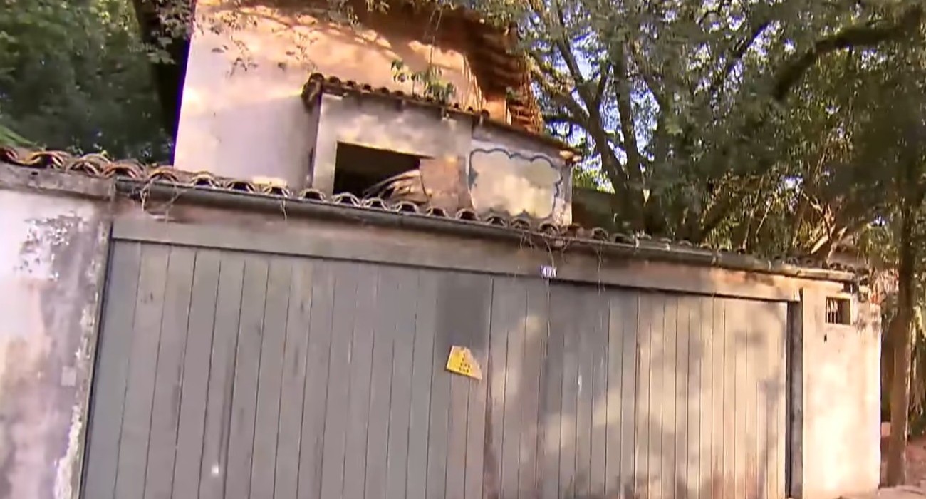 Uma das frentes da mansão, que já mostra o cenário de abandono e ruínas