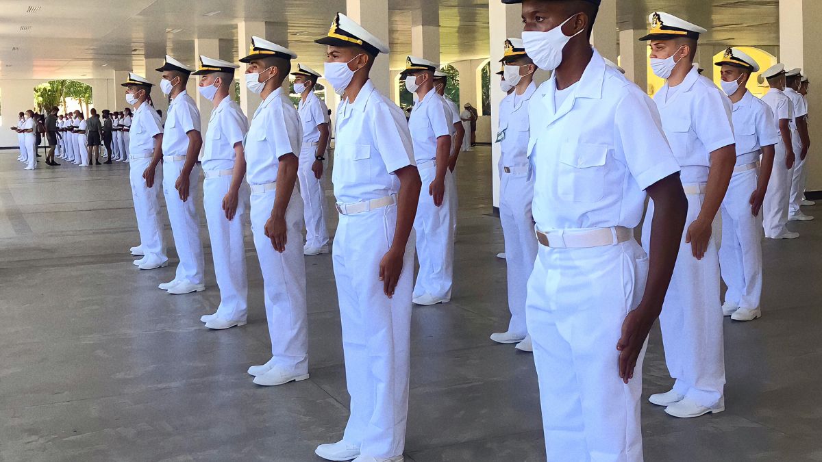 A Marinha do Brasil veste um uniforme branco impecável