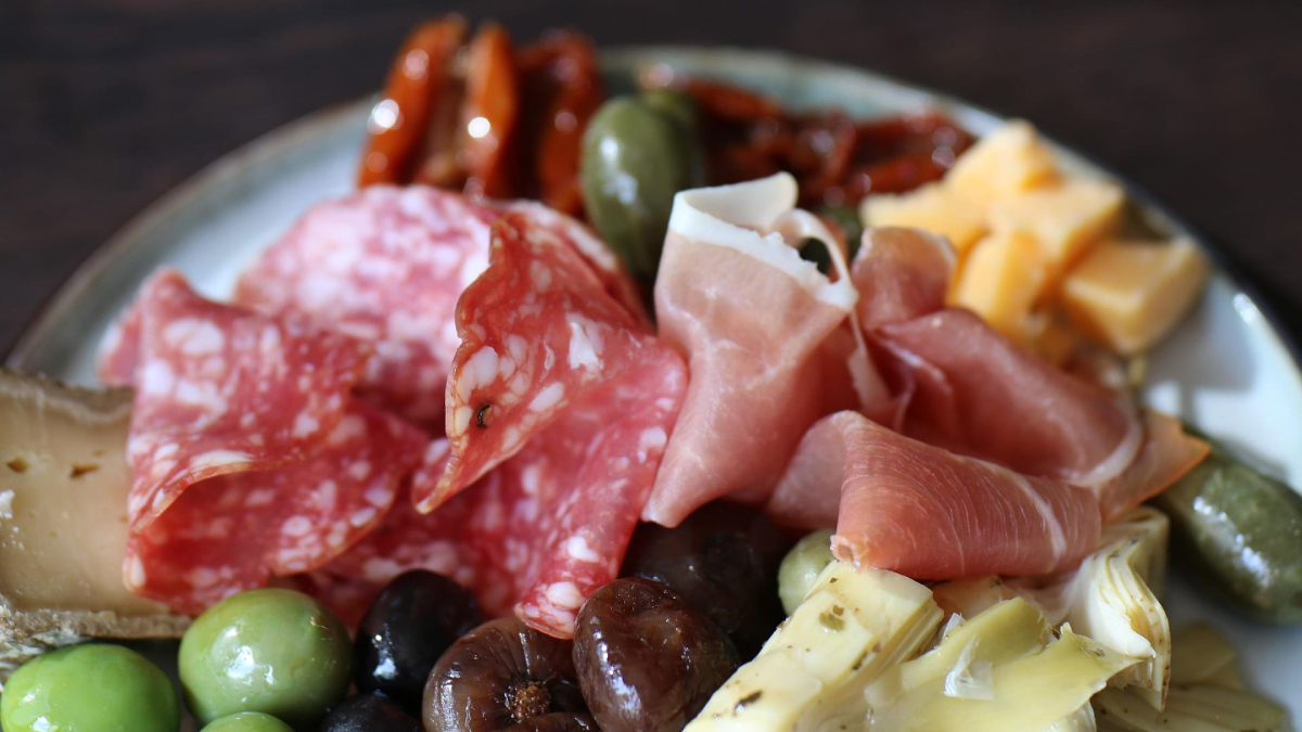 Itens icônicos como o "presunto parma" e o "conhaque" estão no topo da lista de restrições