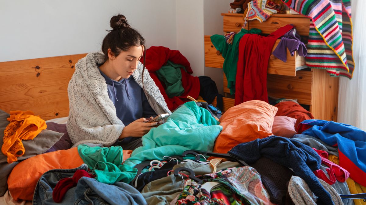 Muitas vezes, quando as roupas estão bagunçadas, não se trata unicamente de uma questão de organização estética ou doméstica