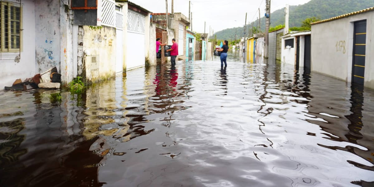 Algumas ruas da cidade viraram grandes rios e mais de 500 famílias ficaram desalojadas