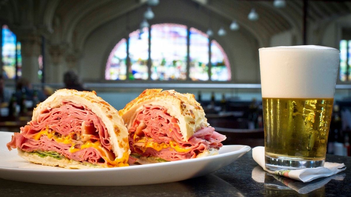 O bar Mortadela Brasil fará a sua estreia na Vila na Praia em um estande temático