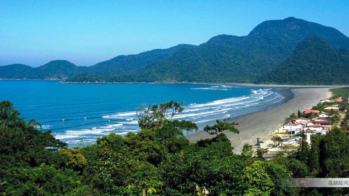 A praia enche os olhos de qualquer um por conta da quantidade de beleza que salta aos olhos