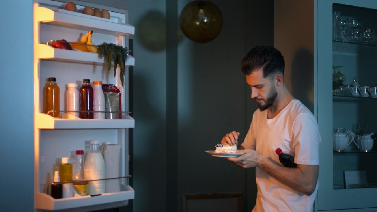 Entenda a importância de nutrir o corpo corretamente para evitar episódios de fome noturna
